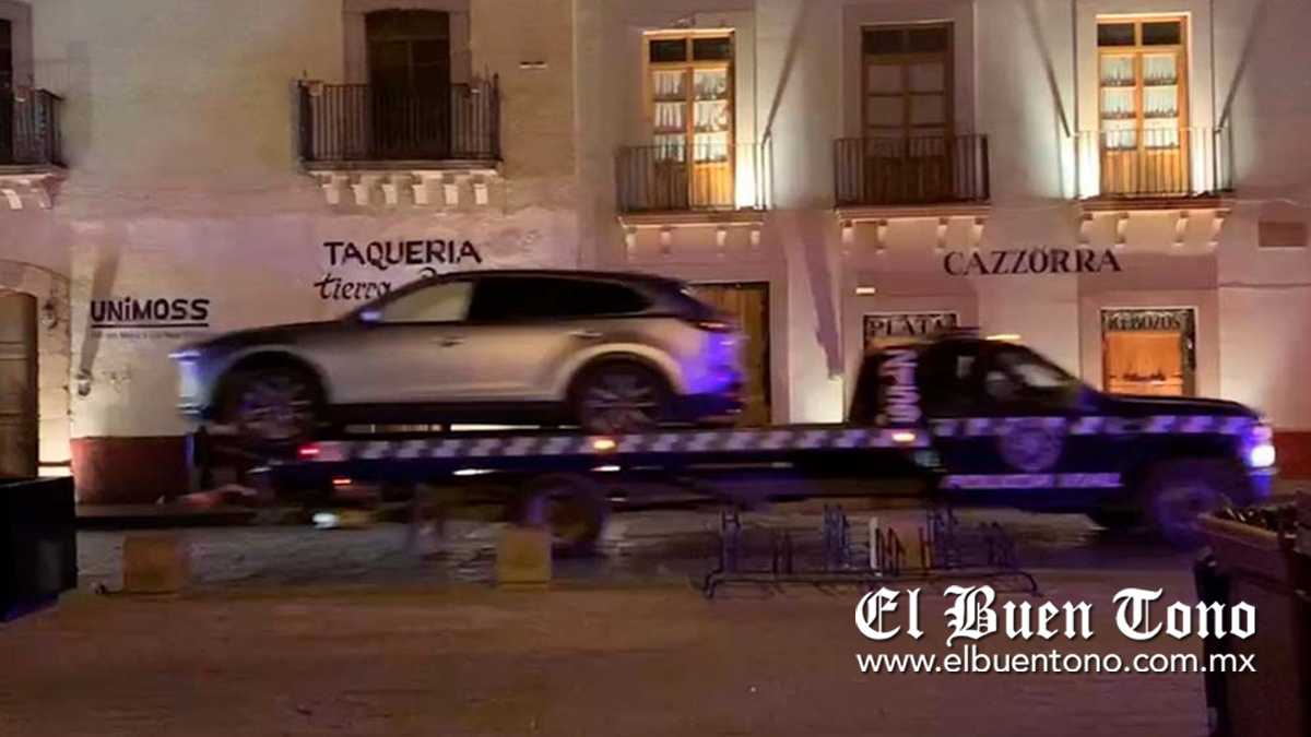 Abandonan camioneta con cadáveres frente al Palacio de Gobierno en