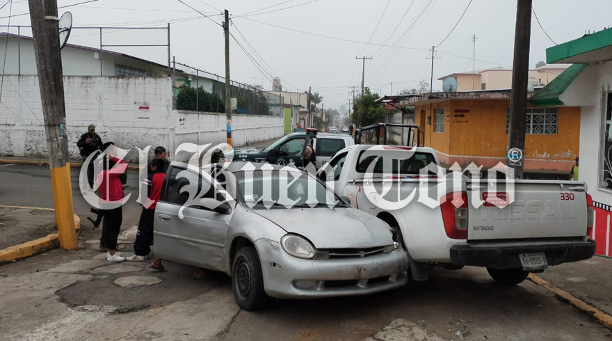 Conductor De Veh Culo Compacto Impacta A Patrulla De La Fuerza Civil