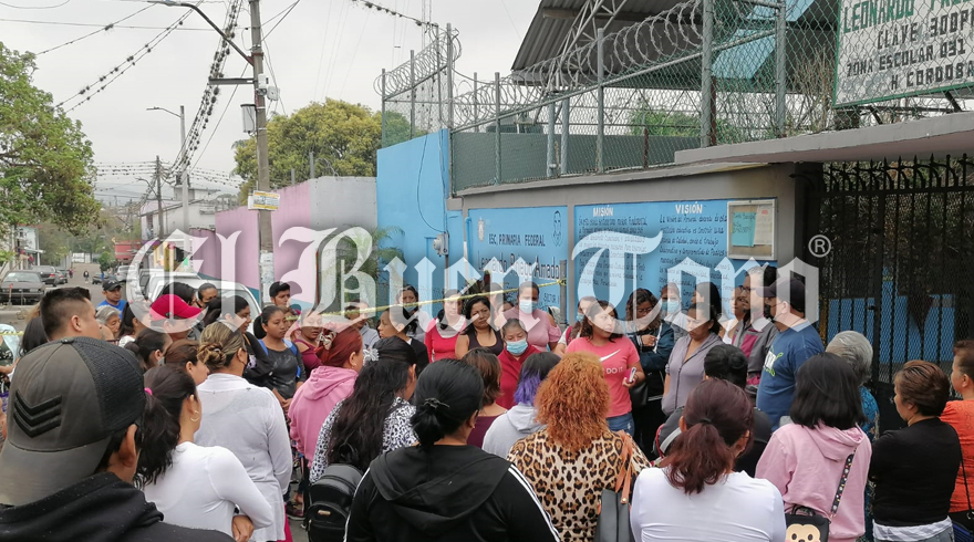 Protestan Padres De Familia Contra Director El Buen Tono