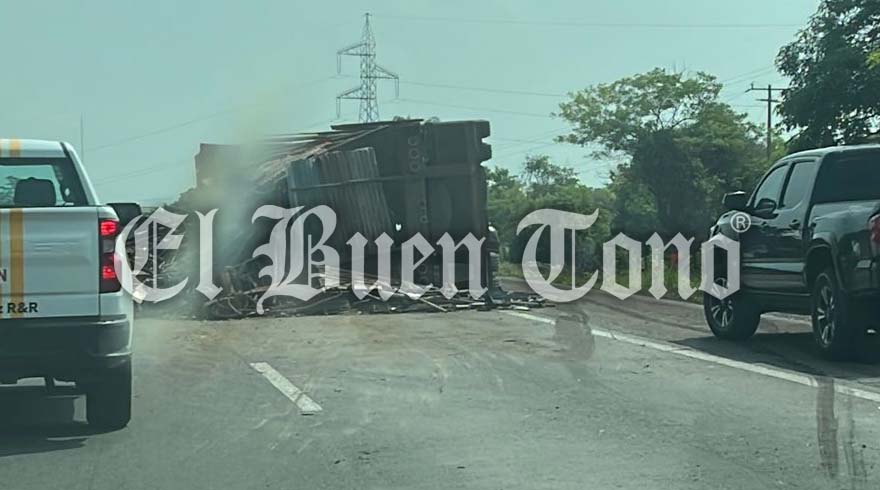 Vuelca Tractocami N Cargado De Chatarra En La Autopista C Rdoba