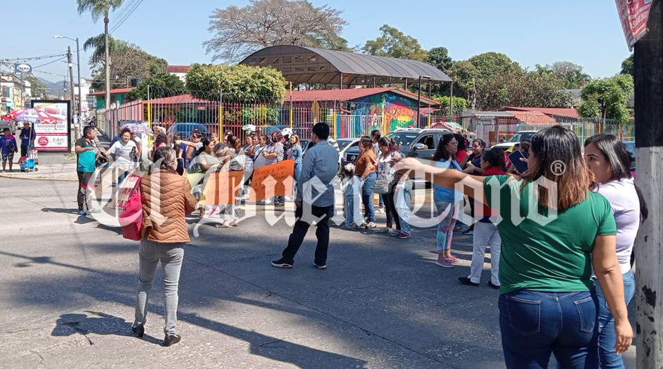 Padres De Familia Bloquean Calles En Protesta Por Supuesto Caso De