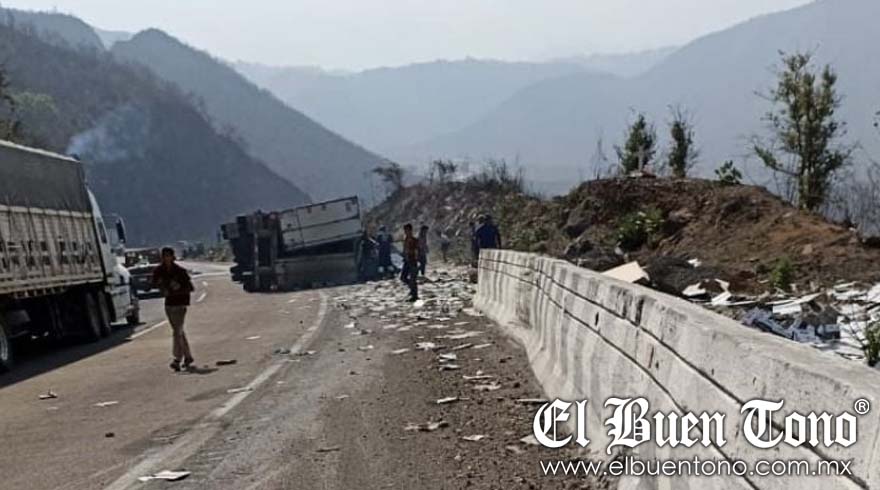 Accidente en la autopista Puebla Orizaba tráiler se vuelca y aplasta