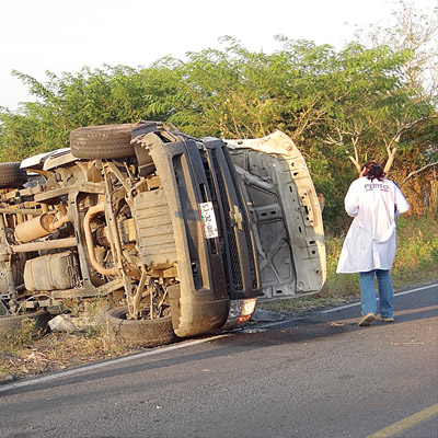 fallece en volcadura