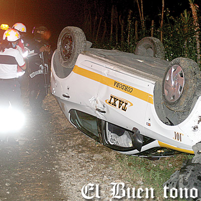 abandonan taxi volcado cordoba