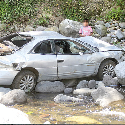 hallan auto en barranco