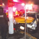 se destrozan dos taxis