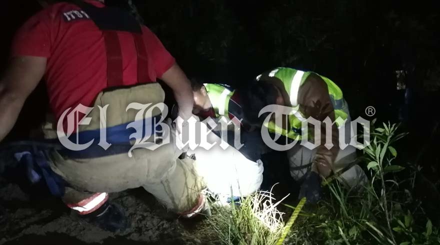 Cae familia a un barranco mientras circulaban por la carretera ...